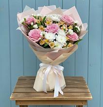 Букет цветов из:  Гвоздики, Орхидеи и Розы в Мостовик