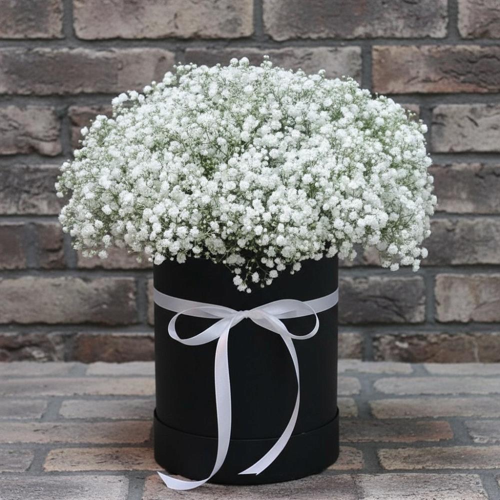 Цветочная композиция из Гипсофила в шляпной коробке в Мостовик