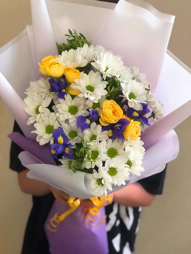 Букет цветов из: Ирисы, Хризантемы и Розы в Мостовик