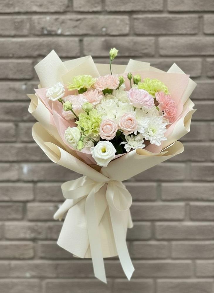 Букет цветов из: Гвоздики, Розы, Лизиантусы и Хризантемы в Мостовик