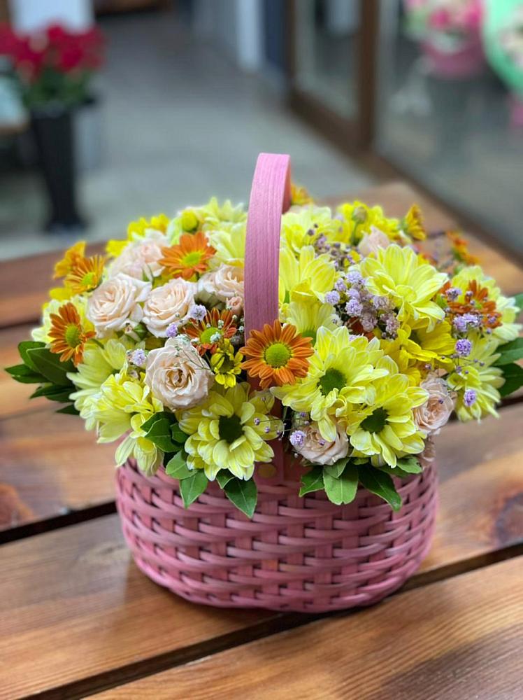 Цветочная композиция из Хризантемы и Розы в корзине в Мостовик