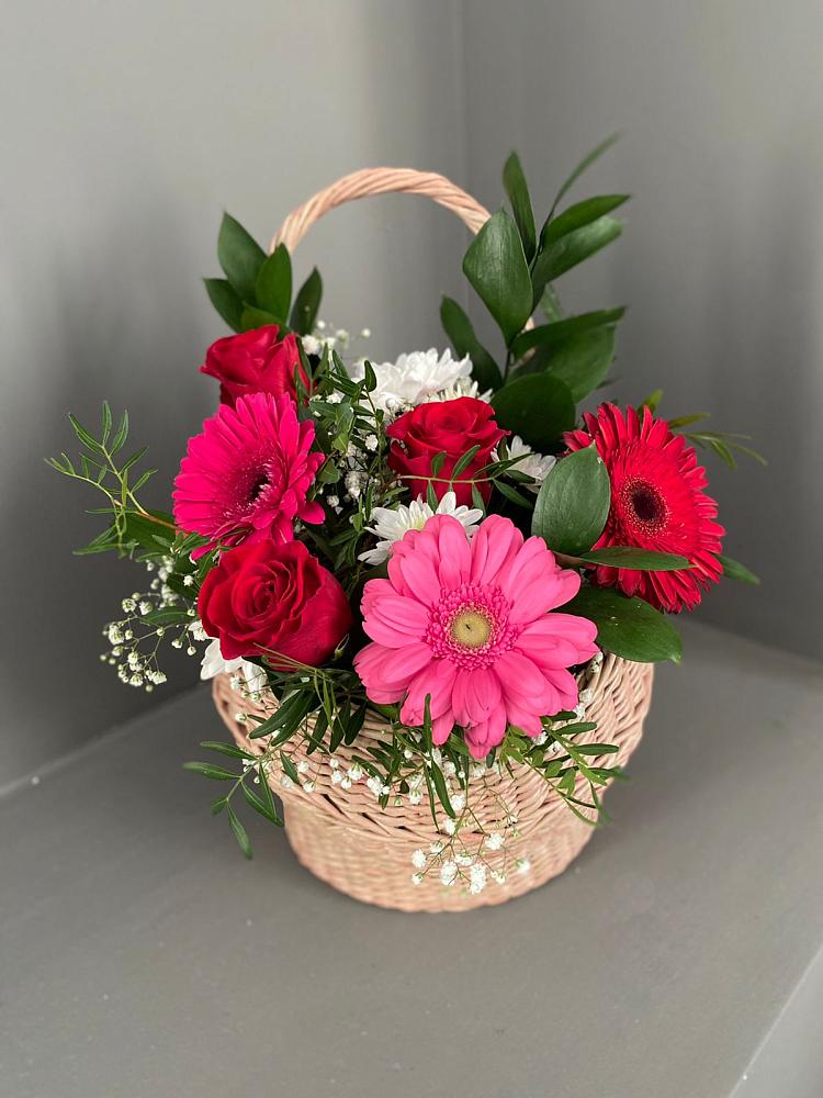 Цветочная композиция из Розы, Хризантемы и Герберы в корзине в Мостовик