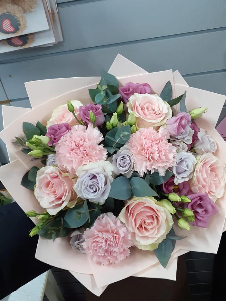 Букет цветов из: Розы, Гвоздики и Лизиантусы в Мостовик