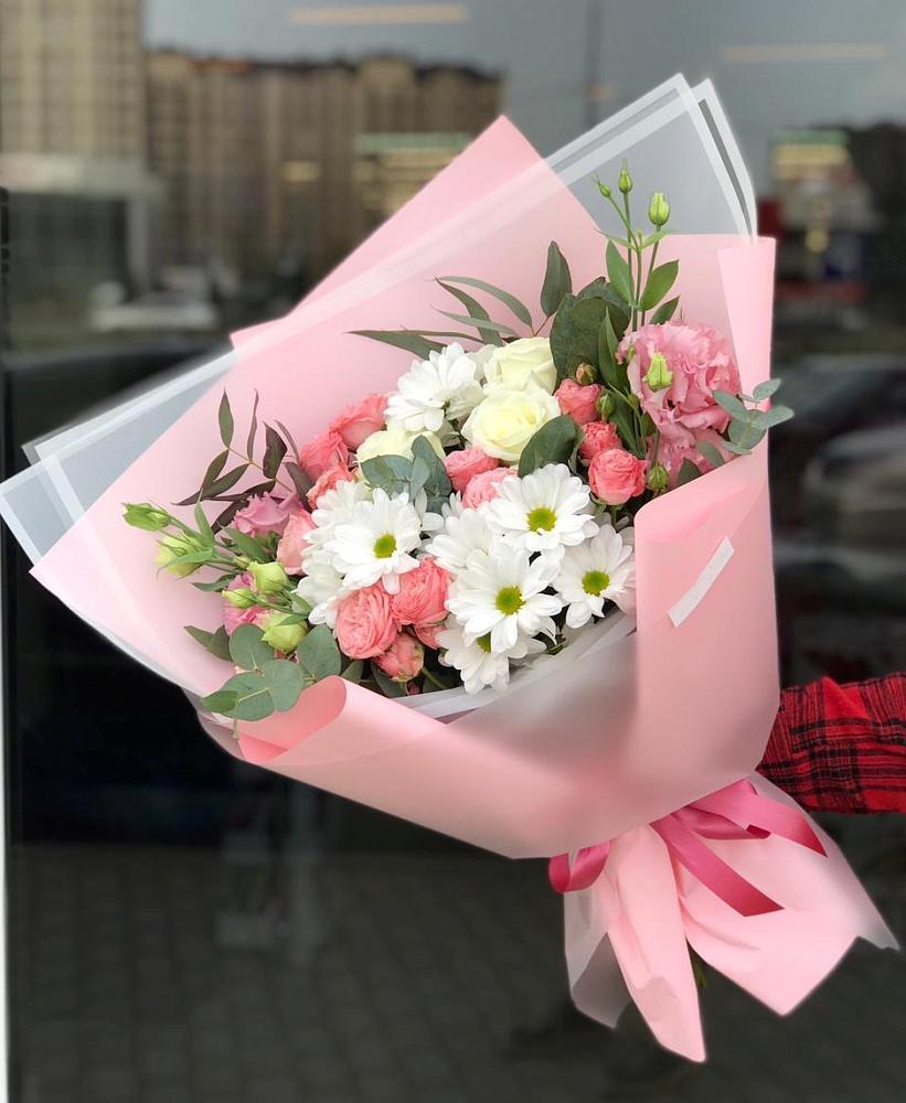 Букет нежный в Мостовик Букет цветов из: Розы, Лизиантусы и Хризантемы в Мостовик